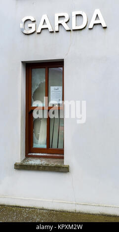 Dunmanway, Irlande. 17 décembre 2017. La gare de Garde de Dunmanway a été attaquée pendant la nuit le samedi 16 décembre, avec 4 fenêtres écrasées. Gardai dit qu'une enquête est en cours. Photo: AG News/Alamy Live News. Banque D'Images