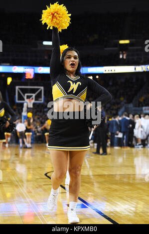 Wichita, Kansas, États-Unis. Déc 16, 2017. Un Wichita State Shockers cheerleader divertit pendant un temps mort pendant le jeu de basket-ball de NCAA entre l'Oklahoma Sooners et le Wichita State Shockers au dépôt Bank Arena à Wichita, Kansas. Kendall Shaw/CSM/Alamy Live News Banque D'Images