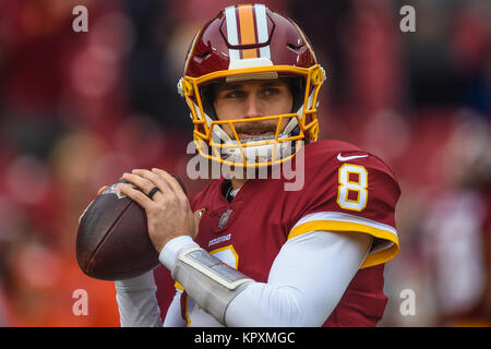 17 DÉC 2017 : Redskins de Washington quarterback Kirk Cousins (8) se réchauffe avant le match entre les Arizona Cardinals et les Redskins de Washington à FedEx Field à Landover, MD. Banque D'Images