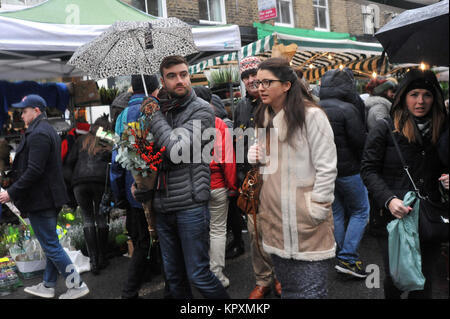 Londres, Royaume-Uni. 17 Décembre, 2017. Foules braver le froid et la pluie pluie à Columbia Flower Market, dans l'est d'acheter des arbres de Noël de dernière minute et des fleurs à l'approche de Noël. Credit : JOHNNY ARMSTEAD/Alamy Live News Banque D'Images