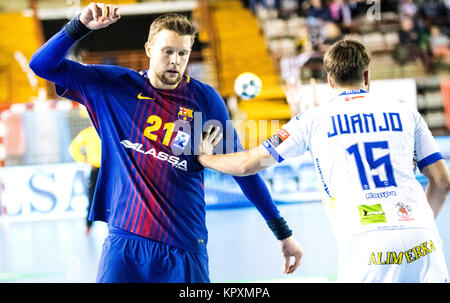 Leon, Espagne. 17 Décembre, 2017. Kamil Syprzak (FC Barcelone) et Juan Jose' 'Juanjo Fernandez (Ademar Leon) au cours de la match de hand de final de Coupe Asobal espagnole 2017-2018 entre le FC Barcelone et Lassa Ademar Leon au centre de sports le 17 décembre 2017 à León, Espagne. ©david Gato/Alamy Live News Banque D'Images