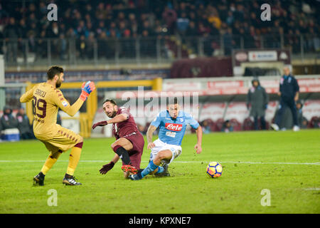 Turin, Italie. Déc 16, 2017. Salvatore Sirigu (Torino FC), Marques Loureiro Allan (SSC Naples), Cristian Molinaro (Torino FC), au cours de la série d'un match de football entre Torino FC et SSC Napoli au Stadio Olimpico Grande Torino le 16 décembre 2017 à Turin, Italie. Crédit : Antonio Polia/Alamy Live News Banque D'Images