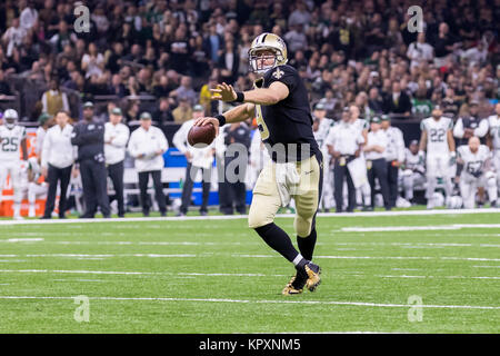 New Orleans, LA, USA.. 17 Décembre, 2017. New Orleans Saints quarterback Drew Brees (9) a l'air d'adopter contre New York Jets durant la première moitié à la Mercedes-Benz Superdome de New Orleans, LA. Stephen Lew/CSM/Alamy Live News Banque D'Images