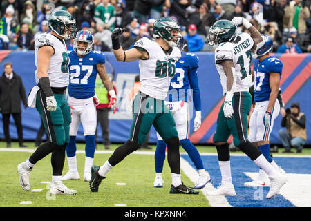 East Rutherford, New Jersey, USA. 25Th Dec 2017. Philadelphia Eagles tight end Zach Ertz (86) célèbre son touchdown catch avec Alshon wide receiver Jeffery (17) et à la main l'extrémité Brent Celek (87) au cours de la NFL match entre les Eagles de Philadelphie et les Giants de New York au Stade MetLife à East Rutherford, New Jersey. Christopher Szagola/CSM/Alamy Live News Banque D'Images