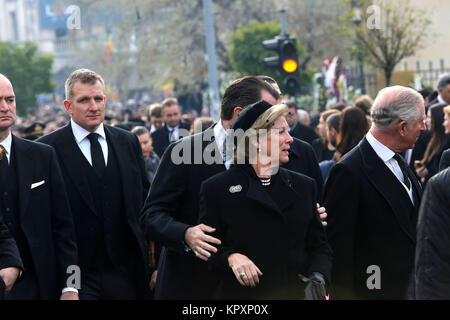 Bucarest, Roumanie - 16 décembre 2017 : Grèce's Queen Anne Marie assiste à la cérémonie funèbre pour la fin roi Michel I de Roumanie en face de l'ancien Palais Royal. Banque D'Images