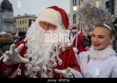 Le père noël américain et russe de jeune fille de neige prend part de la présentation des clauses sur la centrale de Santa place Rouge à Rybinsk, en Russie Banque D'Images