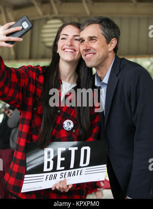 Sealy, Texas. Sealy, TX, USA. 25Th Dec 2017. Un supporter pose pour une photo avec Beto Rép. O'Rourke, D-Texas lors d'une réunion à l'hôtel de ville Parc Levine Pavilion à Sealy, TX. John Glaser/CSM/Alamy Live News Banque D'Images