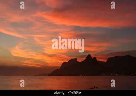 Rio de Janeiro, Brésil. Déc 16, 2017. Météo à Rio : un superbe coucher du soleil vu de la plage de l'Arpoador, avec Morro Dois Irmãos (Deux frères Hill) et Pedra da Gávea Gavea (Rock) vu dans l'arrière-plan. Crédit : Maria Adelaide Silva/Alamy Live News Banque D'Images