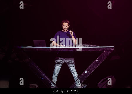 Tampa, États-Unis. Déc 16, 2017. Zedd effectuant à 93.3 FLZ's Jingle Ball iHeartRadio le 16 décembre 2017 à Amalie Arena, à Tampa, en Floride. Crédit : l'accès Photo/Alamy Live News Banque D'Images