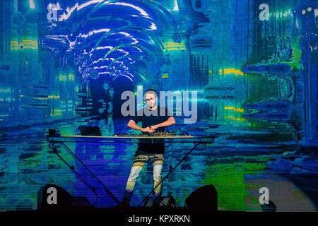 Tampa, États-Unis. Déc 16, 2017. Zedd effectuant à 93.3 FLZ's Jingle Ball iHeartRadio le 16 décembre 2017 à Amalie Arena, à Tampa, en Floride. Crédit : l'accès Photo/Alamy Live News Banque D'Images