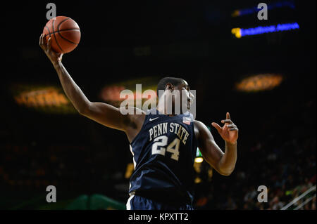 Fairfax, Virginie, USA. 25Th Dec 2017. MIKE WATKINS (24) rebonds la balle au cours de la partie tenue à EagleBank Arena de Fairfax (Virginie). Credit : Amy Sanderson/ZUMA/Alamy Fil Live News Banque D'Images