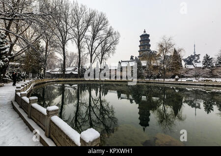 Taiyuan, Taiyuan, Chine. 14 Décembre, 2017. Taiyuan, Chine 14ème Décembre 2017 :(usage éditorial uniquement. Chine).Le Temple Jinci est couverte par la neige à Taiyuan, Chine du Nord, Province de Shanxi.Temple Jinci, également connu sous le nom de Jin Temple Ancestral, est une combinaison de vestiges culturels historiques et de beaux paysages. Temple Jinci est célèbre dans le monde entier parce que c'est un ancien temple ancestral. Crédit : SIPA Asie/ZUMA/Alamy Fil Live News Banque D'Images