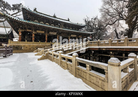 Taiyuan, Taiyuan, Chine. 14 Décembre, 2017. Taiyuan, Chine 14ème Décembre 2017 :(usage éditorial uniquement. Chine).Le Temple Jinci est couverte par la neige à Taiyuan, Chine du Nord, Province de Shanxi.Temple Jinci, également connu sous le nom de Jin Temple Ancestral, est une combinaison de vestiges culturels historiques et de beaux paysages. Temple Jinci est célèbre dans le monde entier parce que c'est un ancien temple ancestral. Crédit : SIPA Asie/ZUMA/Alamy Fil Live News Banque D'Images