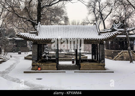 Taiyuan, Taiyuan, Chine. 14 Décembre, 2017. Taiyuan, Chine 14ème Décembre 2017 :(usage éditorial uniquement. Chine).Le Temple Jinci est couverte par la neige à Taiyuan, Chine du Nord, Province de Shanxi.Temple Jinci, également connu sous le nom de Jin Temple Ancestral, est une combinaison de vestiges culturels historiques et de beaux paysages. Temple Jinci est célèbre dans le monde entier parce que c'est un ancien temple ancestral. Crédit : SIPA Asie/ZUMA/Alamy Fil Live News Banque D'Images