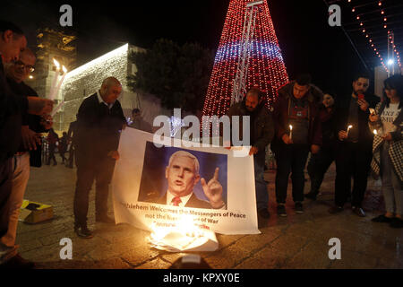 Bethléem, Cisjordanie, territoire palestinien. 25Th Dec 2017. Palestiniens brûlent affiches décrivant le Vice-président américain Mike Pence au cours d'une protestation contre sa visite près de l'église de la Nativité dans la ville cisjordanienne de Bethléem, dimanche, 17 Décembre 2017 : Crédit Hashlamoun Wisam APA/Images/ZUMA/Alamy Fil Live News Banque D'Images