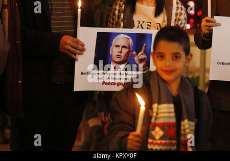 Bethléem, Cisjordanie, territoire palestinien. 25Th Dec 2017. Les Palestiniens tiennent des affiches illustrant le Vice-président américain Mike Pence au cours d'une protestation contre sa visite près de l'église de la Nativité dans la ville cisjordanienne de Bethléem, dimanche, 17 Décembre 2017 : Crédit Hashlamoun Wisam APA/Images/ZUMA/Alamy Fil Live News Banque D'Images