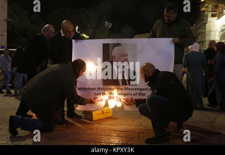 Bethléem, Cisjordanie, territoire palestinien. 25Th Dec 2017. Palestiniens brûlent affiches décrivant le Vice-président américain Mike Pence au cours d'une protestation contre sa visite près de l'église de la Nativité dans la ville cisjordanienne de Bethléem, dimanche, 17 Décembre 2017 : Crédit Hashlamoun Wisam APA/Images/ZUMA/Alamy Fil Live News Banque D'Images