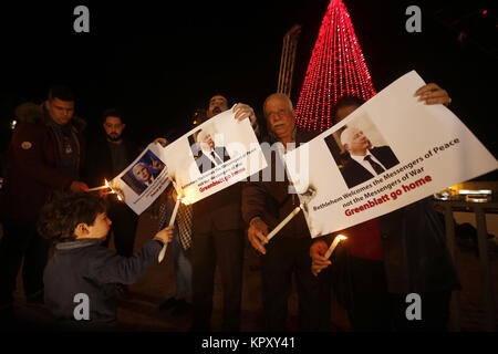 Bethléem, Cisjordanie, territoire palestinien. 25Th Dec 2017. Les Palestiniens tiennent des affiches illustrant le Vice-président américain Mike Pence au cours d'une protestation contre sa visite près de l'église de la Nativité dans la ville cisjordanienne de Bethléem, dimanche, 17 Décembre 2017 : Crédit Hashlamoun Wisam APA/Images/ZUMA/Alamy Fil Live News Banque D'Images