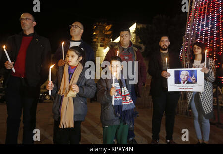 Bethléem, Cisjordanie, territoire palestinien. 25Th Dec 2017. Les Palestiniens tiennent des affiches illustrant le Vice-président américain Mike Pence au cours d'une protestation contre sa visite près de l'église de la Nativité dans la ville cisjordanienne de Bethléem, dimanche, 17 Décembre 2017 : Crédit Hashlamoun Wisam APA/Images/ZUMA/Alamy Fil Live News Banque D'Images