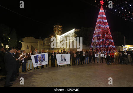 Bethléem, Cisjordanie, territoire palestinien. 25Th Dec 2017. Les Palestiniens tiennent des affiches illustrant le Vice-président américain Mike Pence au cours d'une protestation contre sa visite près de l'église de la Nativité dans la ville cisjordanienne de Bethléem, dimanche, 17 Décembre 2017 : Crédit Hashlamoun Wisam APA/Images/ZUMA/Alamy Fil Live News Banque D'Images