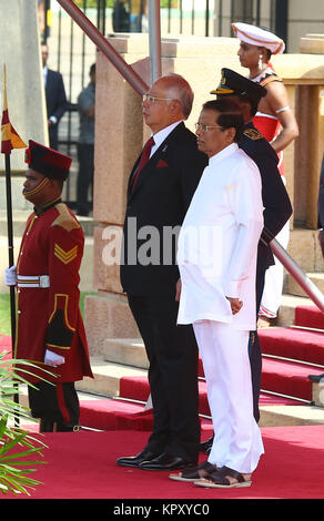 Colombo, Sri Lanka. Au 18 décembre, 2017. Le premier ministre de la Malaisie Najib Razak et président du Sri Lanka, Maithripala Sirisena au garde à vous lors d'une cérémonie de bienvenue à l'Secrétariat présidentiel à Colombo le 18 décembre 2017 Credit : Pradeep Dambarage/Alamy Live News Banque D'Images