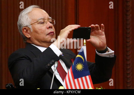 Colombo, Sri Lanka. Au 18 décembre, 2017. Le premier ministre de la Malaisie Najib Razak prendre, s photos au cours de la cérémonie d'accords bilatéraux à Colombo, Sri Lanka, 18 décembre 2017. Credit : Pradeep Dambarage/Alamy Live News Banque D'Images