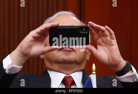 Colombo, Sri Lanka. Au 18 décembre, 2017. Le premier ministre de la Malaisie Najib Razak prendre, s photos au cours de la cérémonie d'accords bilatéraux à Colombo, Sri Lanka le 18 décembre 2017. Credit : Pradeep Dambarage/Alamy Live News Banque D'Images