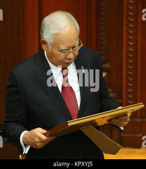 Le premier ministre malaisien Najib Razak(L) examiner l'actuel président de l'office de secrétariat à Colombo au cours de pour marquer 60 ans de deplomatic relations entre les deux pays. Credit : Vimukthi Embuldeniya/Alamy Live News Banque D'Images