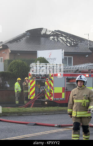 Service d'incendie et de sauvetage à grande échelle pour éteindre le feu sur la passerelle à l'Hôtel Galles populaire et de loisirs pendant un feu durant la nuit que complètement vidé l'hôtel, Queensferry, Pays de Galles, Royaume-Uni Banque D'Images