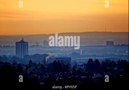 Glasgow, Scotland, UK 18 décembre. Météo France : lever du soleil chaud et froid d'un linge humide pour la journée sur le sud de la ville. Credit : Gérard ferry/Alamy Live News Banque D'Images