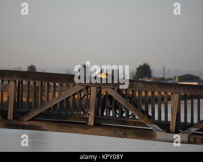 Sheerness, Kent, UK. Dec 18, 2017. Météo France : un matin ensoleillé (temp 4c à 9h00). Un cycliste traverse le pont sur le canal des lignes défensives de Sheerness. Credit : James Bell/Alamy Live News Banque D'Images