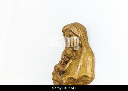 Bas-relief en bois de Notre Dame, la Très Sainte Vierge Marie avec l'Enfant Jésus isolé sur fond blanc Banque D'Images