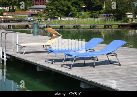 lac klopein, chaise de terrasse, chaise longue, plage de baignade, sankt kanzian, lac, jetée, lac de baignade Banque D'Images