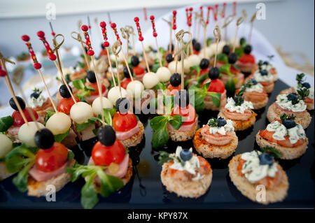 Candy bar festif servi avec tour de table cupcakes et l'amour est doux sign Banque D'Images