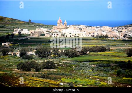 Portrait de Ghasri avec l'église du Corpus Christi au centre et entouré par la campagne vu de la citadelle, Victoria (Rabat), Gozo, Malt Banque D'Images