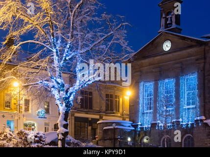 Lumières de Noël bleu dans un arbre près de l'hôtel de ville avec la neige la nuit à Chipping Norton, Cotswolds, Oxfordshire, Angleterre Banque D'Images