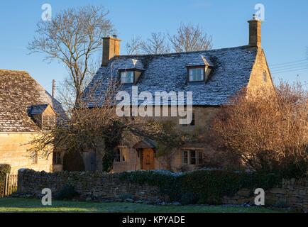Cotswold cottage country avec de la neige légère Banque D'Images