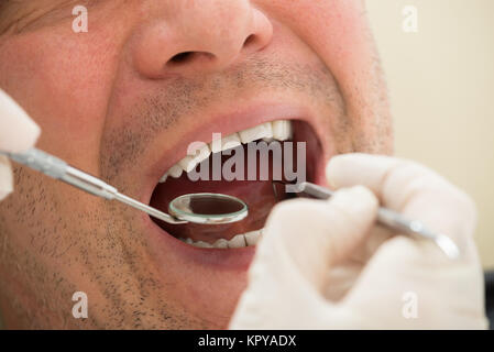 L'homme a examiné par un dentiste Banque D'Images