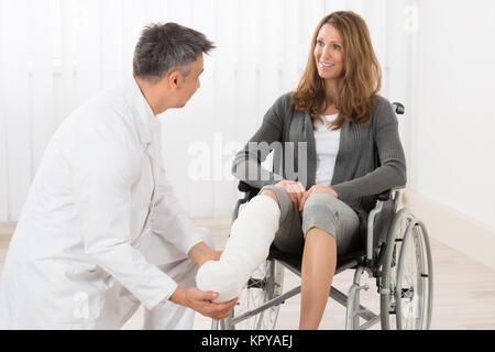 Physiotherapist Examining Patient de jambe Banque D'Images