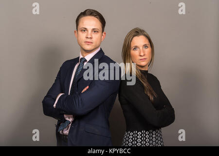 Les finalistes de l'apprenti James White et Sarah Lynn, qui se battront pour remporter l'investissement de Lord Sugar lors de la finale du dimanche 17 décembre, devant être diffusés à partir de 21h00 sur BBC One. Banque D'Images