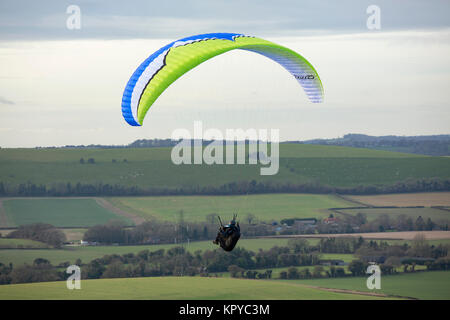 Parachute sur une journée froide à Butser Hill près de Petersfield Hampshire. Super emplacement où de nombreux clubs se réunissent pour profiter de la parfaite condition. Banque D'Images