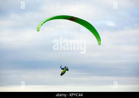 Parachute sur une journée froide à Butser Hill près de Petersfield Hampshire. Super emplacement où de nombreux clubs se réunissent pour profiter de la parfaite condition. Banque D'Images
