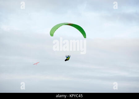 Parachute sur une journée froide à Butser Hill près de Petersfield Hampshire. Super emplacement où de nombreux clubs se réunissent pour profiter de la parfaite condition. Banque D'Images