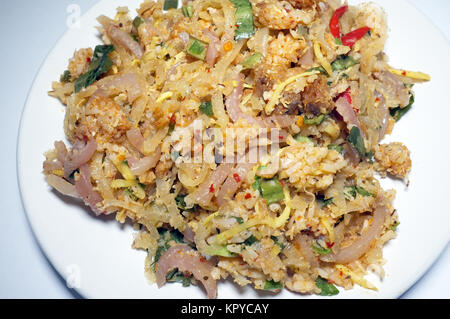 Salade de riz au curry épicé et croquettes de porc fermenté Banque D'Images