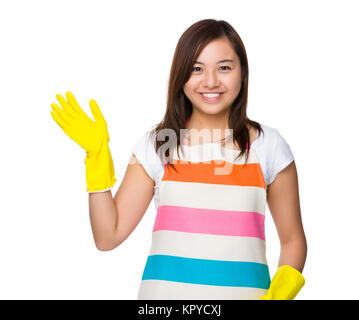 Femme au foyer en utilisant les gants en caoutchouc Banque D'Images