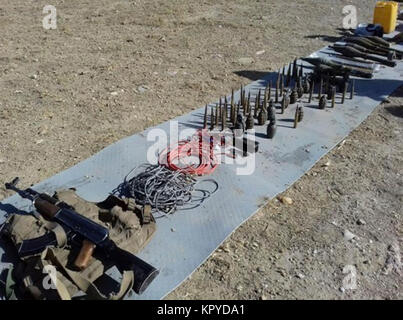 Une cache d'armes des talibans a été saisi par l'Armée nationale afghane et des forces de sécurité lors de l'Afghanistan une offensive dans la vallée de Tangi, province de Logar, en Afghanistan, le 6 décembre 2017. (U.S. Army Banque D'Images