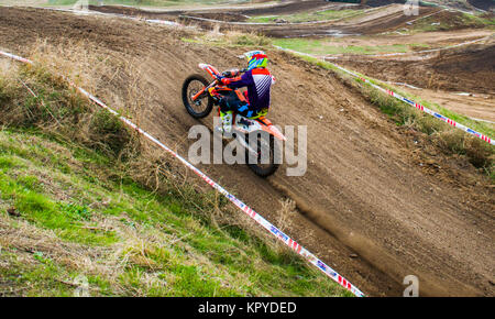 Un cavalier sur une moto participe à une course de motocross, entre dans une colline. Close-up. Sports extrêmes. Des compétitions sportives. Championnat du Monde Banque D'Images