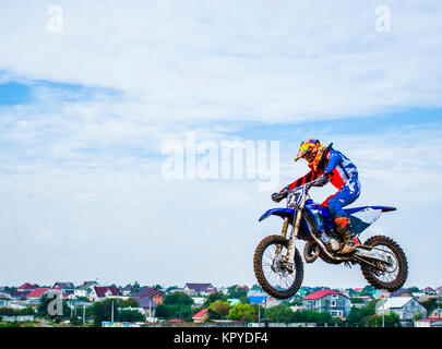 Sport extrême motocross. L'athlète prend son envol sur une moto sur un tremplin. La concurrence dans l'mestnosti ville. Sauts saut très élevé Banque D'Images