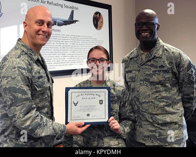 Navigant de première classe Tricia Morgan, 350e Escadron de ravitaillement en vol aviation resource manager, pose avec le Colonel Josh Olson, 22e Escadre de ravitaillement en vol et chef Master Sgt. Leon Calloway, 22ème chef du commandement ARW 5 décembre 2017, à McConnell Air Force Base, au Kansas. Morgan a reçu la reconnaissance des visages de ravitaillement en vol, le 5 décembre dernier. ( Banque D'Images