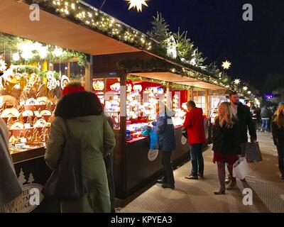 Diverses personnes shopping dans un marché de Noël Banque D'Images